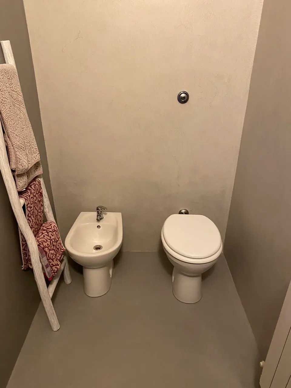 bagno in microcemento grigio scuro