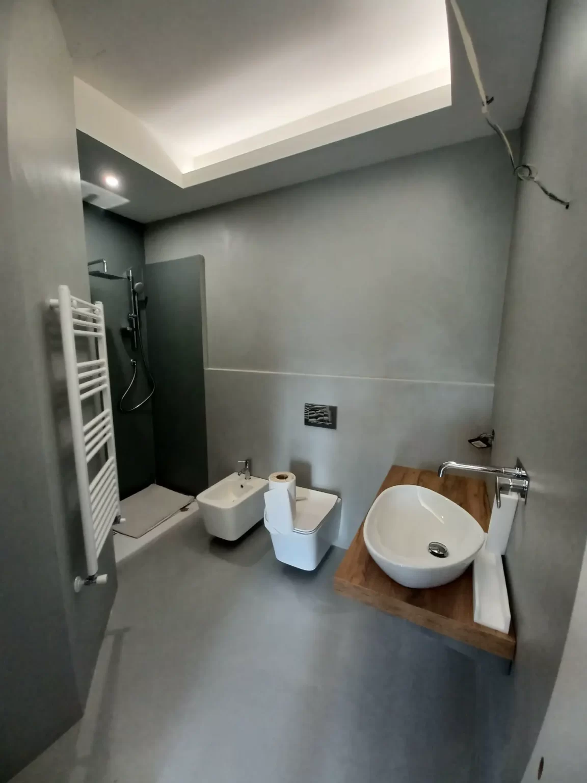 Rivestimento in microcemento bagno grigio