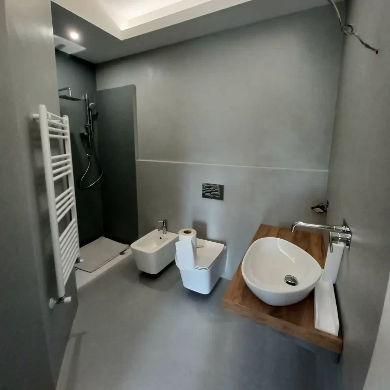 Rivestimento in microcemento bagno grigio