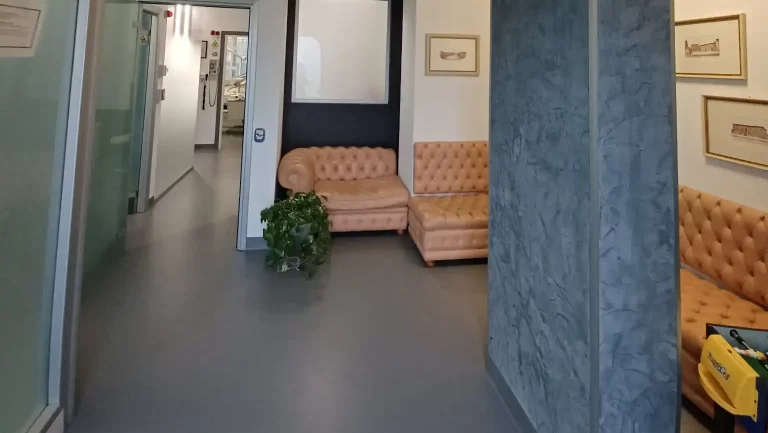 Pavimento in resina decorativo per interni di colore grigio