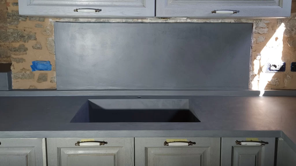 Top cucina e paraschizzi in microcemento azzurro