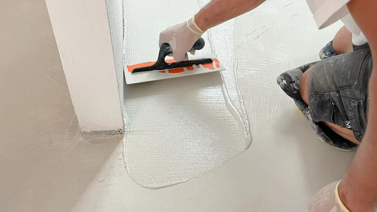 Applicazione del microcemento su superficie, eseguita con precisione per un risultato uniforme ed estetico