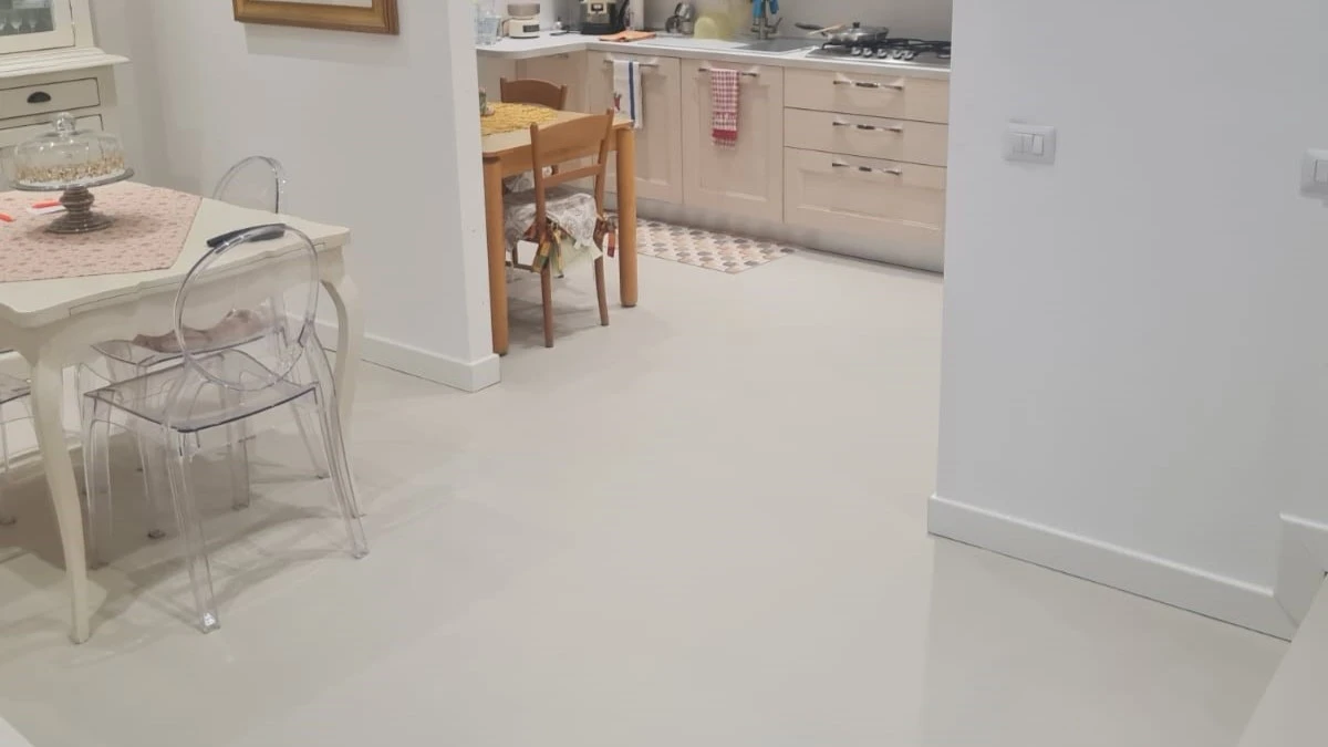 Pavimento in microcemento bianco
