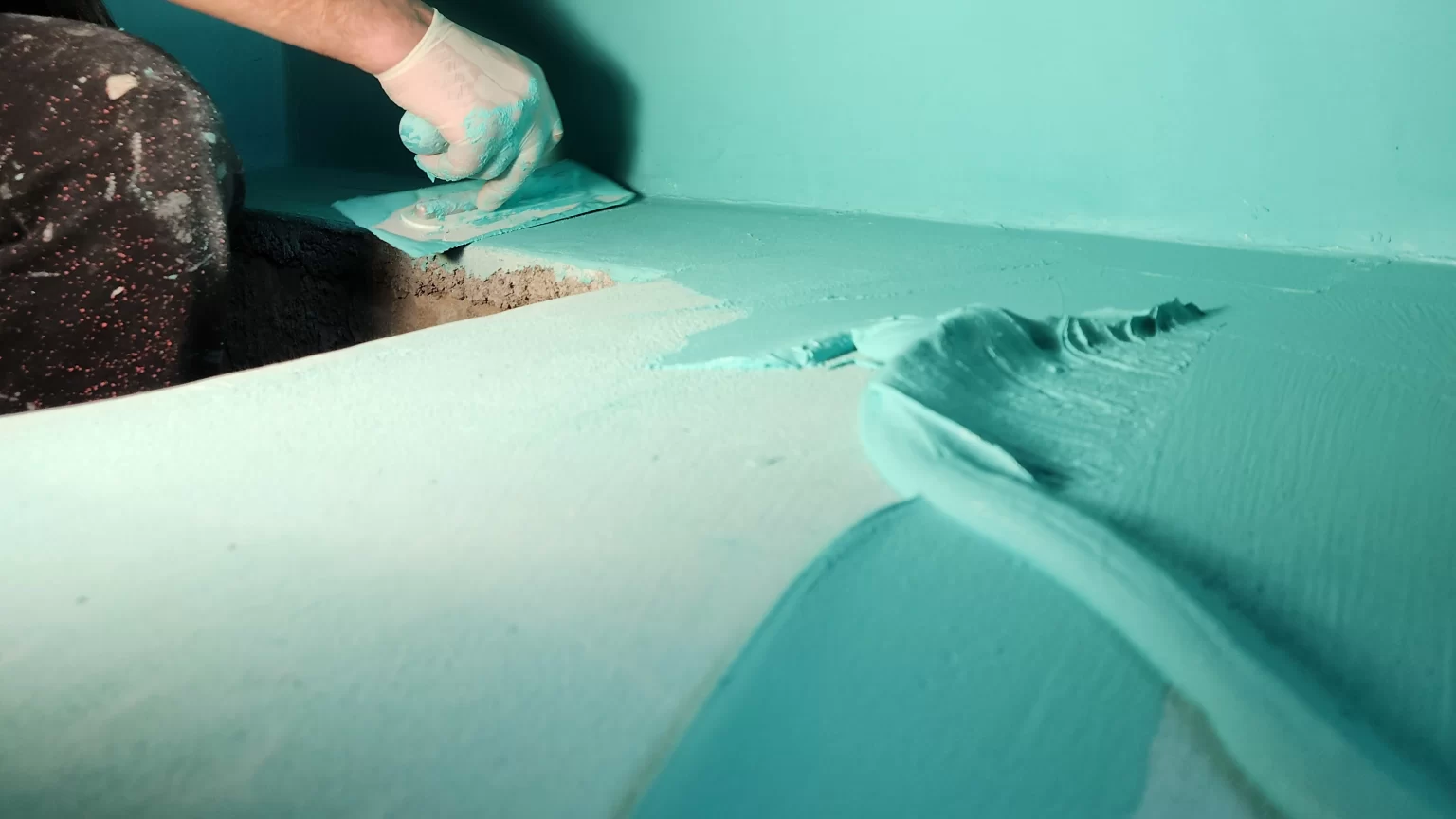 Metodo di applicazione del microcemento su una superficie