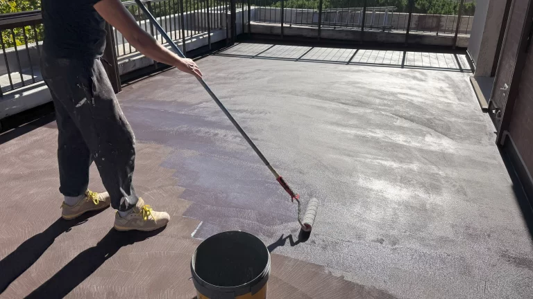 Applicazione di sigillatura protettiva per garantire resistenza e durata al rivestimento in resina o microcemento