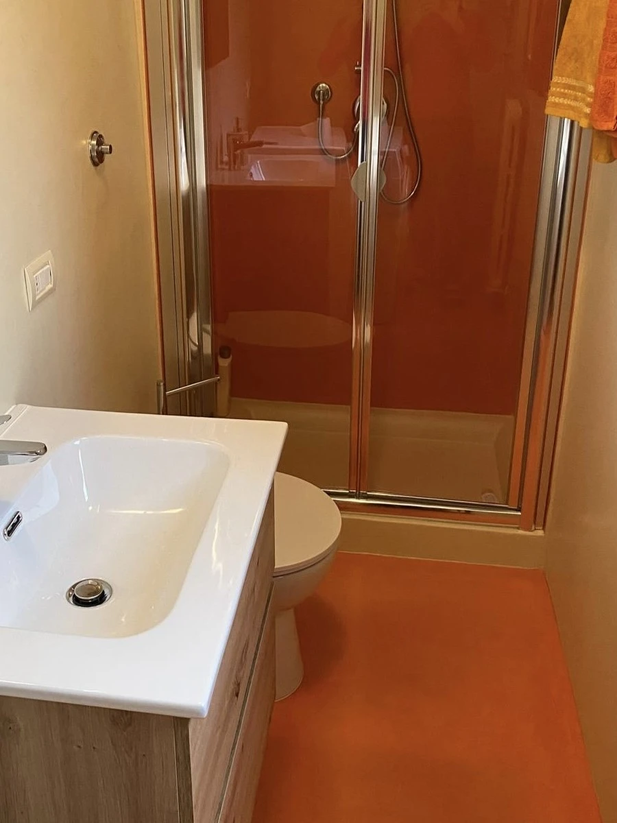 Bagni in microcemento arancione