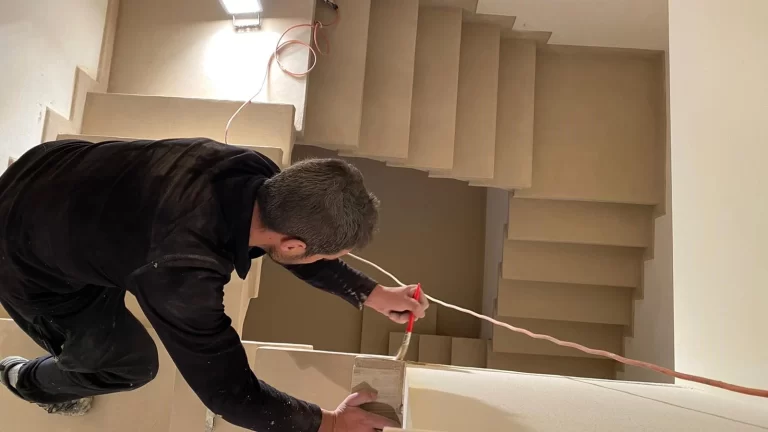 Scale in microcemento rivestimento moderno