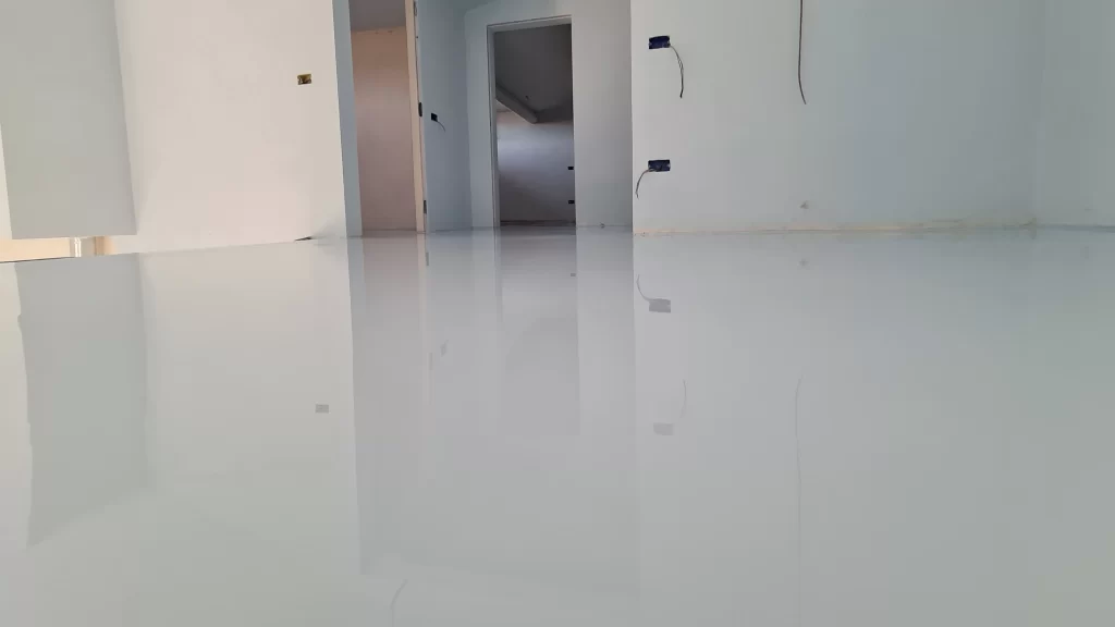 Pavimento in resina epossidica per abitazione di colore bianco lucido a Lucca