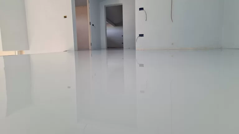 Pavimento in resina epossidica per abitazione di colore bianco lucido a Lucca