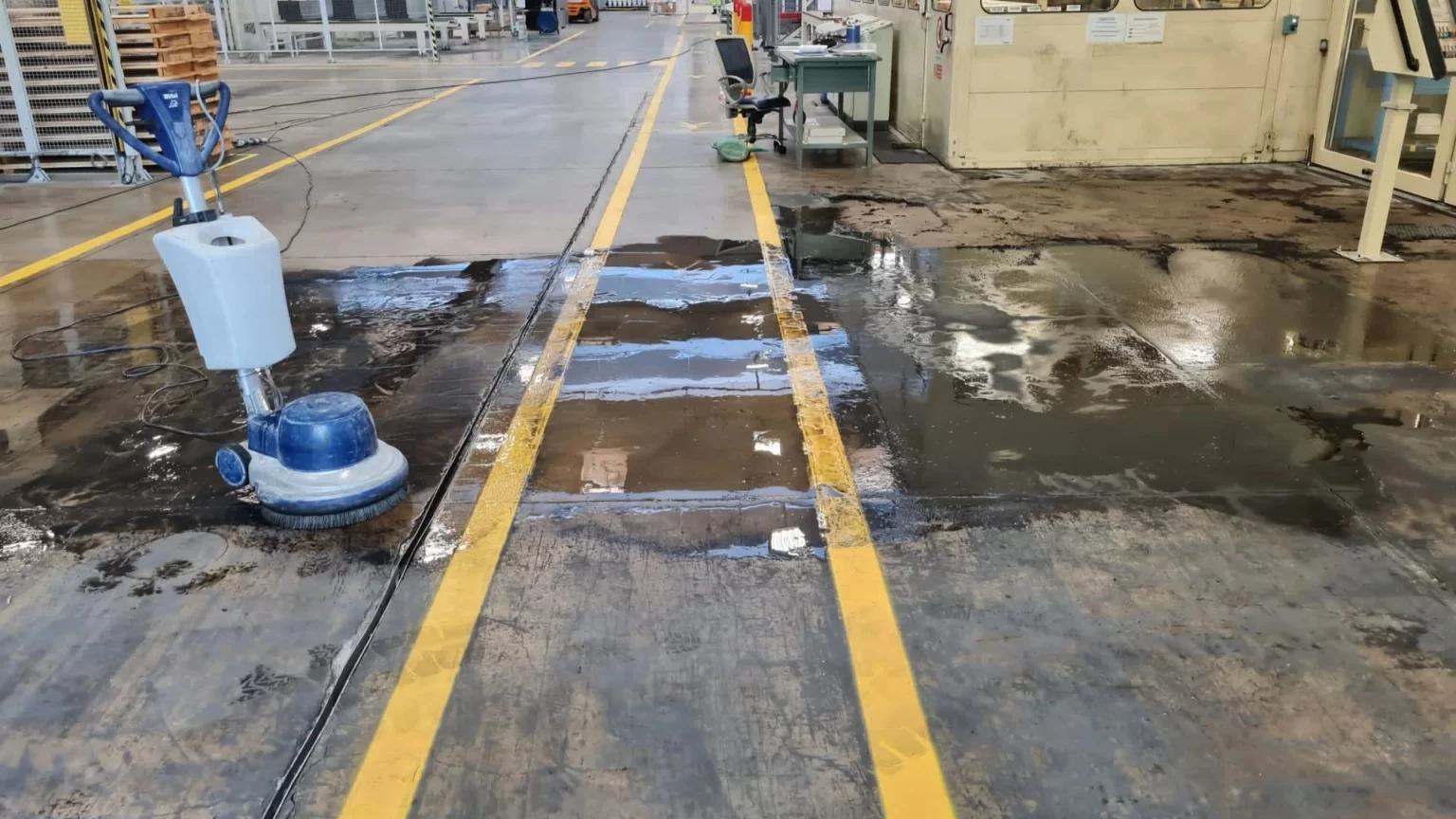 pulizia professionale per pavimenti in cemento e calcestruzzo