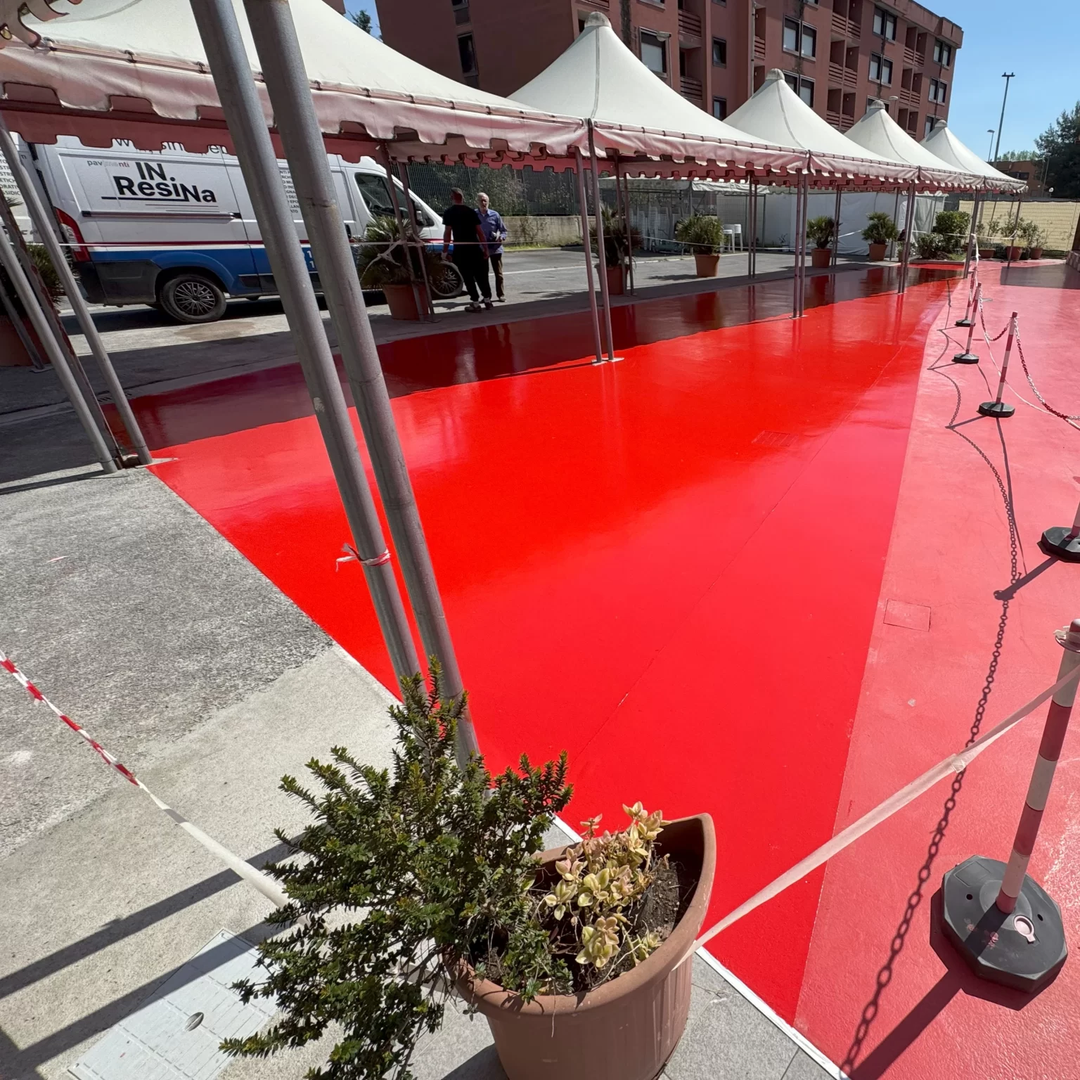Pista da ballo esterna impermeabilizzata con la resina rossa