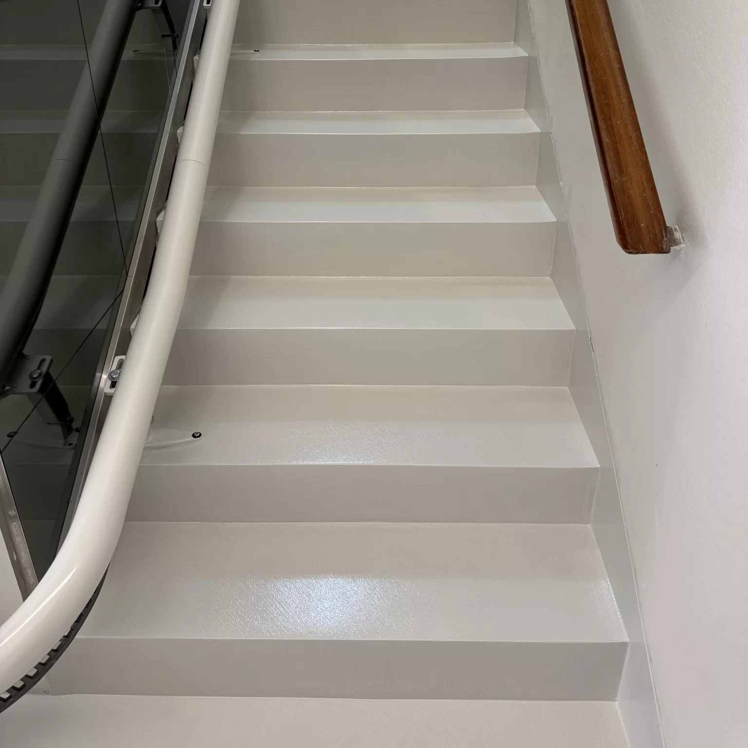 Scale in resina bianca per farmacia