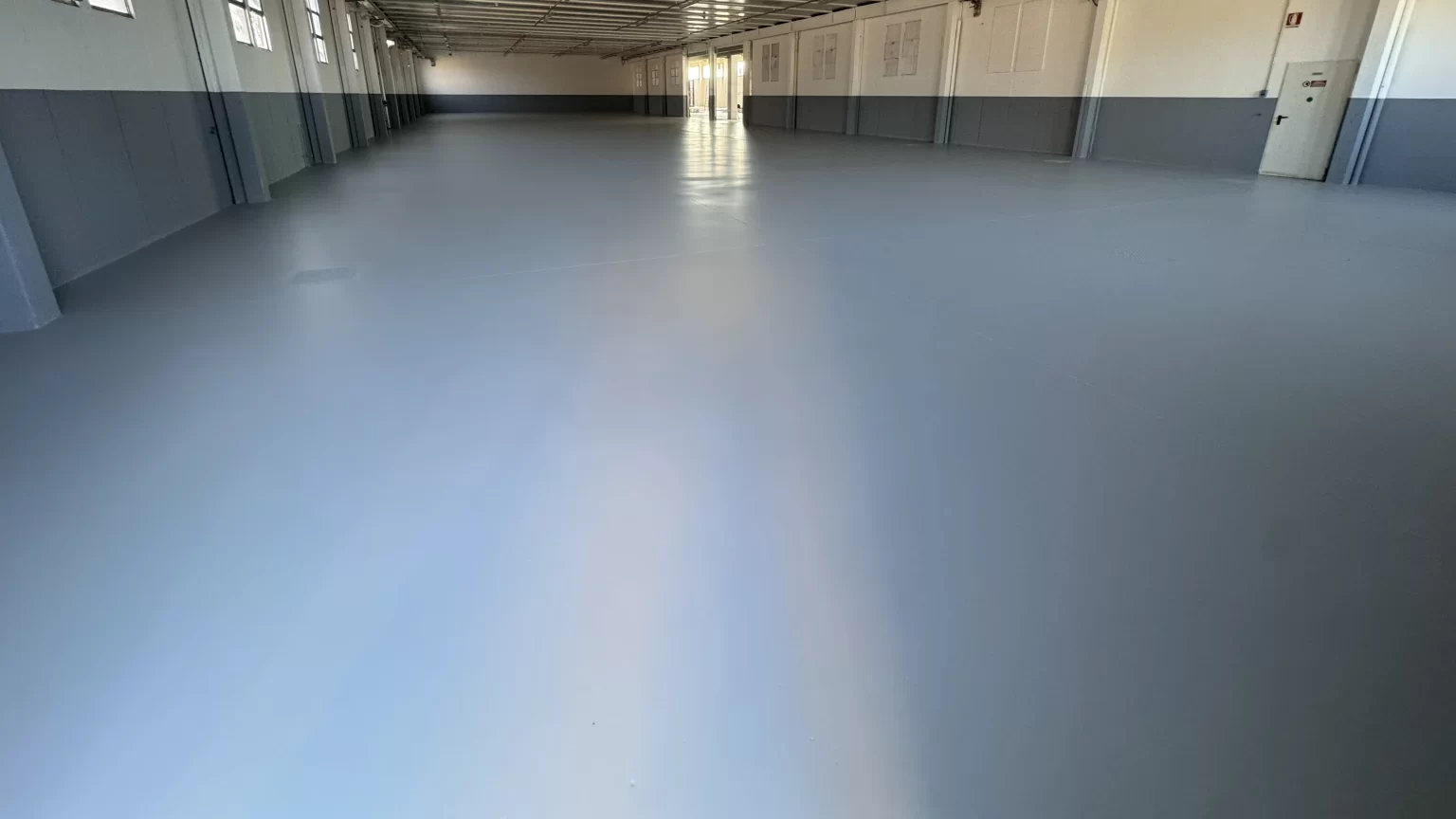 pavimento in resina di un grande cappannone